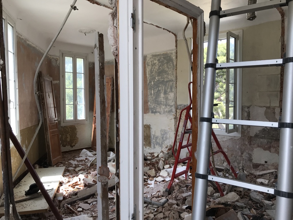Ouverture entre deux pièces pendant des travaux de démolition intérieure.