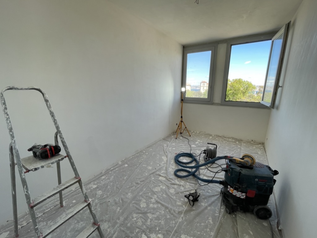 Pièce préparée pour la suite des travaux, avec fenêtres donnant sur l’extérieur.