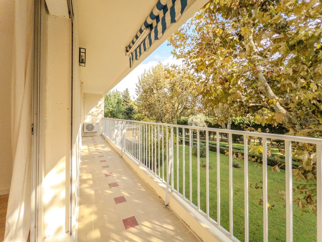Balcon filant avec vue sur des arbres et un jardin