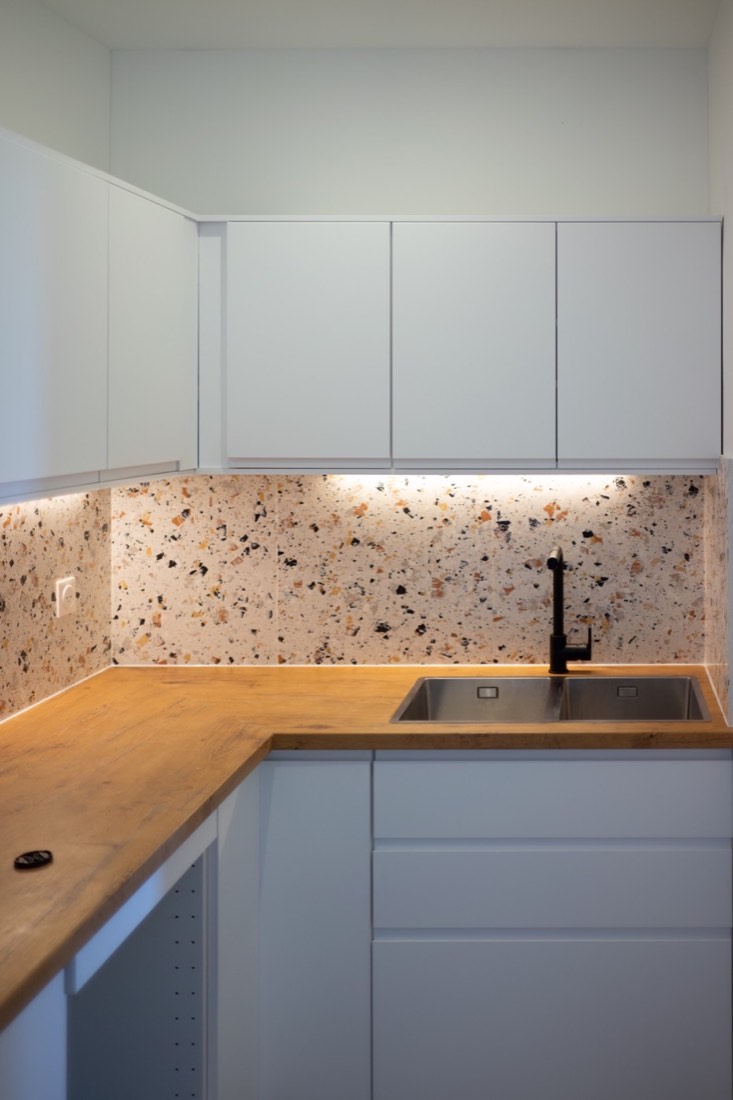 Cuisine aux façades claires et plan de travail en bois