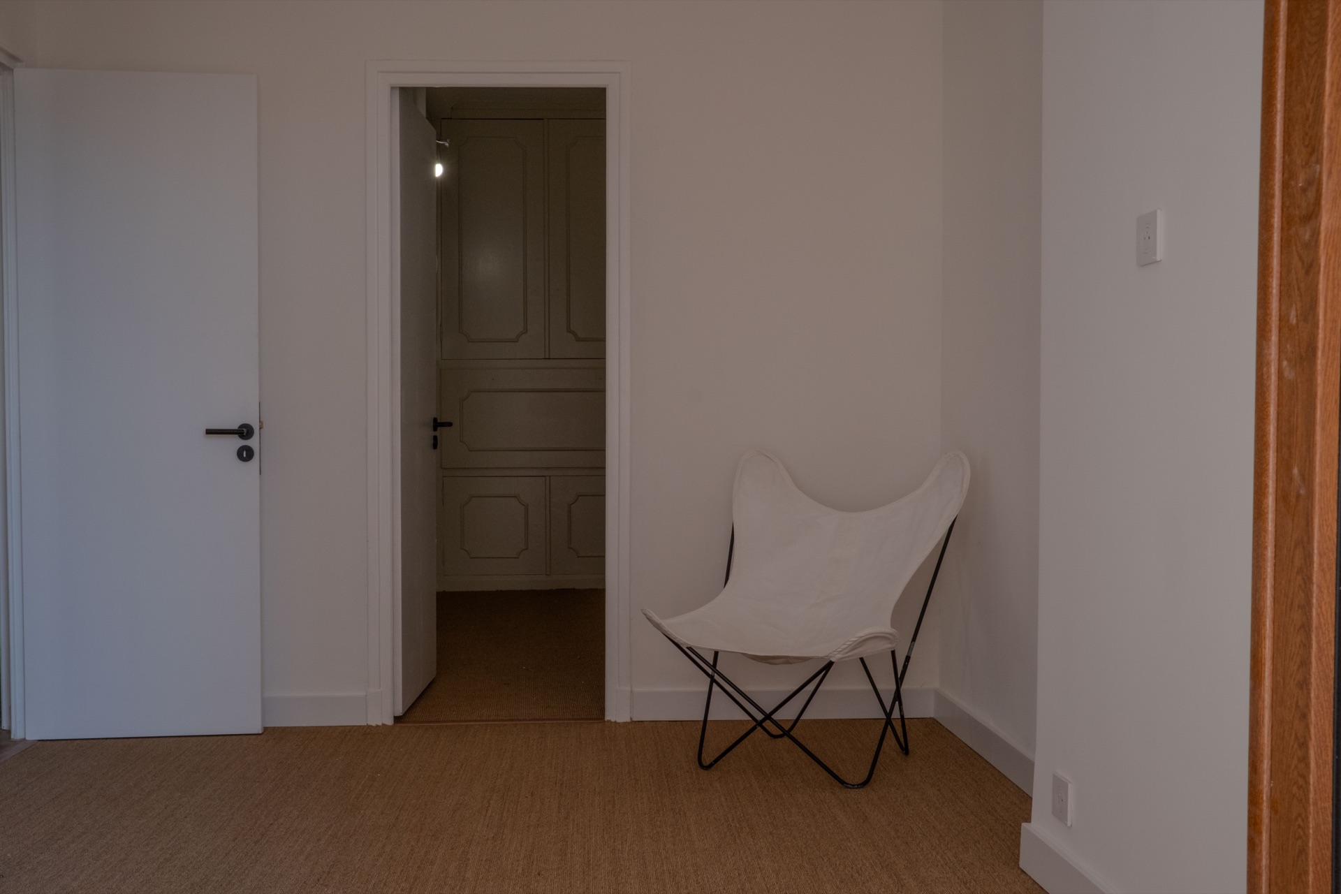 Chambre aménagée avec une ouverture sur une pièce attenante
