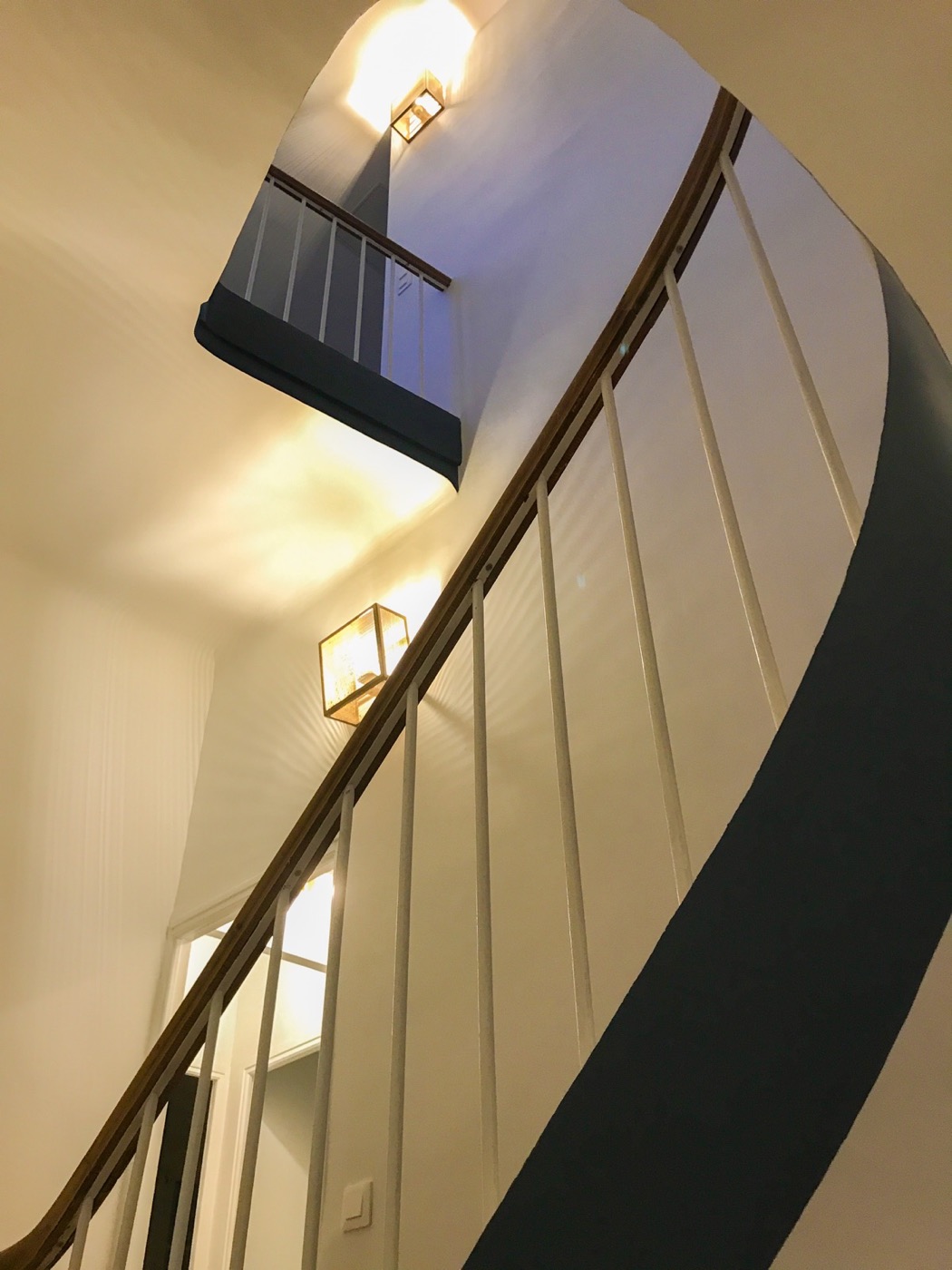 Escalier intérieur et garde-corps dans un immeuble.