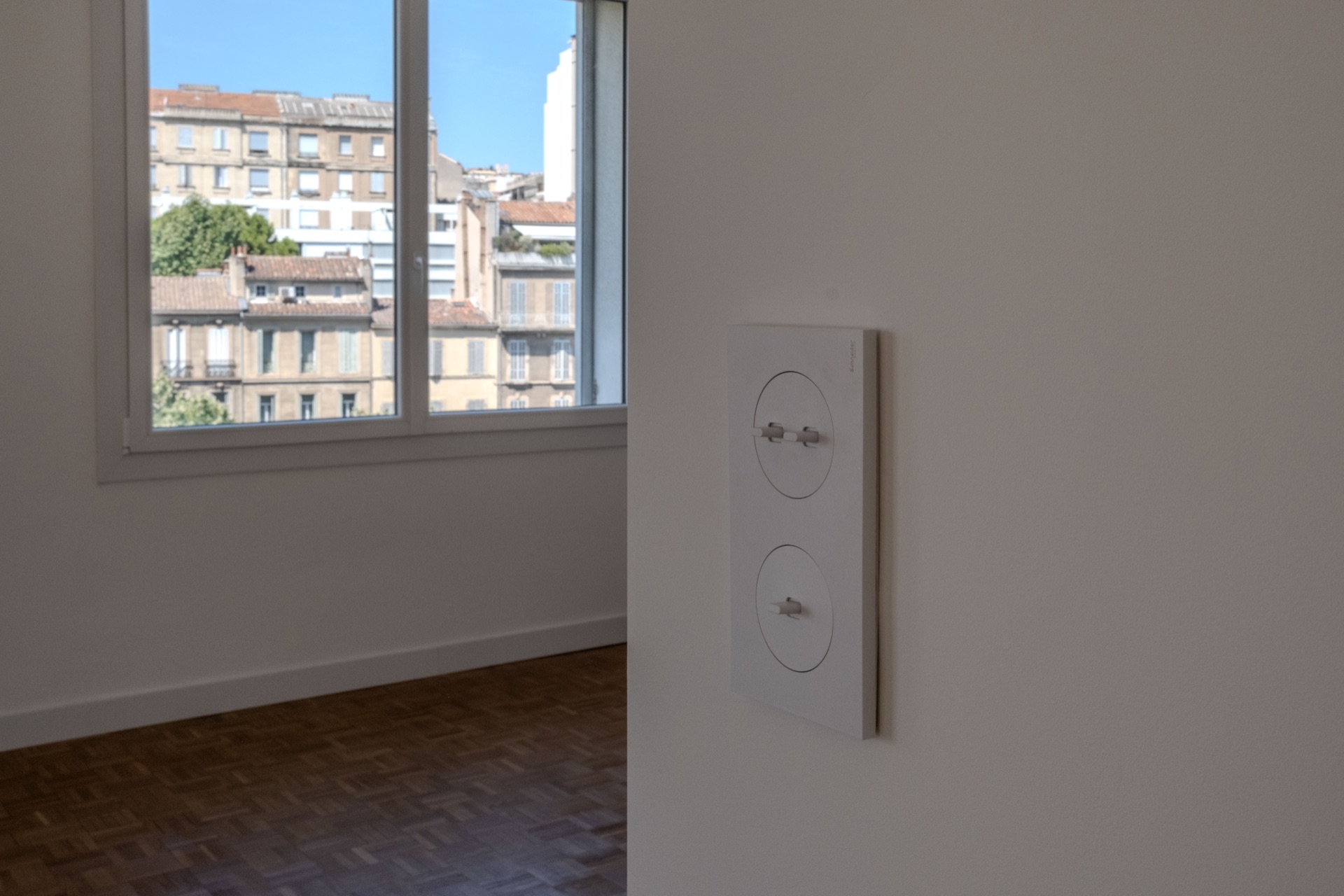 Fenêtre donnant sur les toits et les façades de la ville