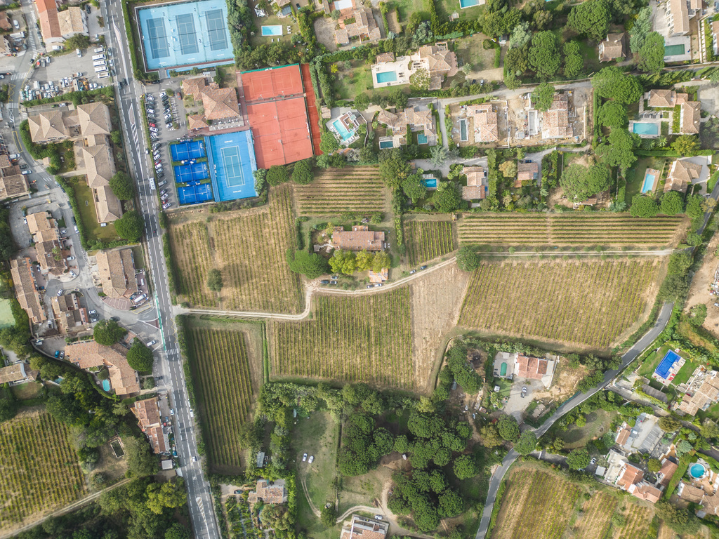 Vue aérienne de parcelles, d’habitations et de terrains de sport